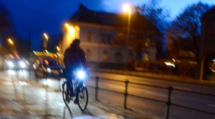 I høstmørket øker risikoen for sykkelulykker sykkel lys mørke statens vegvesen