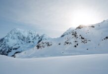 Disse betjente hyttene i fjellet åpner til vinterferien vinter fjell snø