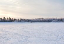 Gode isforhold i fjellet i vinterferien ise vann vinter isfiske