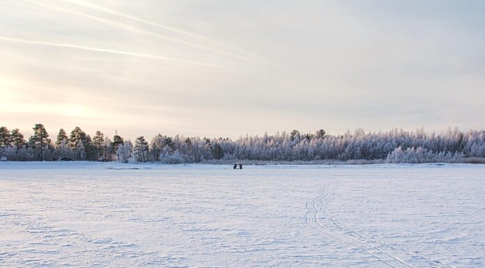 Gode isforhold i fjellet i vinterferien ise vann vinter isfiske