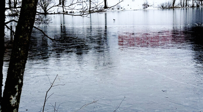 Ikke ta sjanser på isen Islagt vann