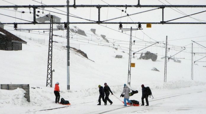 – Legg påsketuren utenom jernbanesporet Farlig kryssing av spor på Finse stasjon. Bane NOR