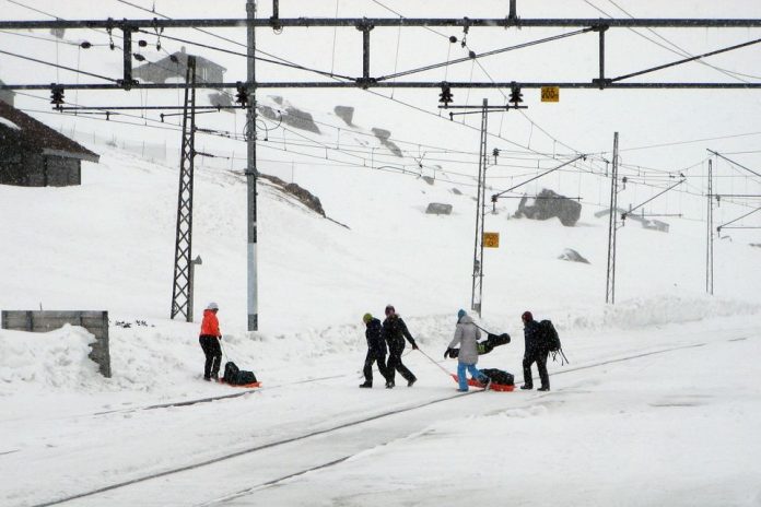 Farlig kryssing av spor på Finse stasjon. Bane NOR