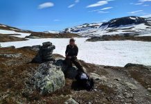 Ti år med ferdselstellinger gir ny kunnskap om bruken av Hardangervidda Forskere og feltarbeidere monterer ferdselstellere